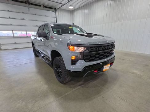 Used 2025 Chevrolet Silverado 1500 Custom Trail Boss w/ LPO, Dark Essentials Package AWD/4WD image 2
