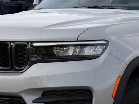 New 2025 Jeep Grand Cherokee Altitude image 11