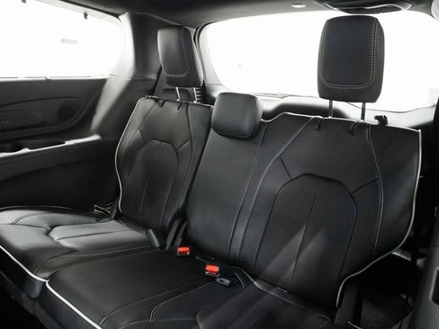 Used 2024 Chrysler Pacifica Limited w/ S Appearance Package image 18