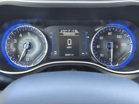 Used 2021 Chrysler Voyager Lxi image 10