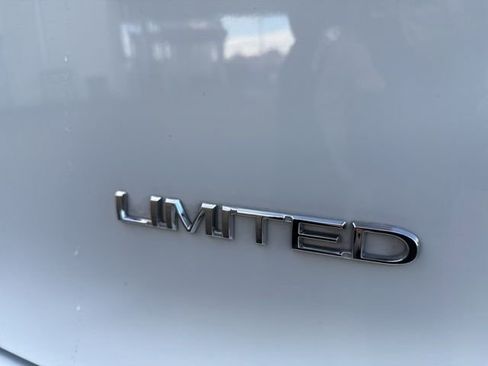 Used 2018 Chrysler Pacifica Limited image 17