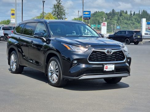 Certified 2024 Toyota Highlander Platinum AWD/4WD image 2