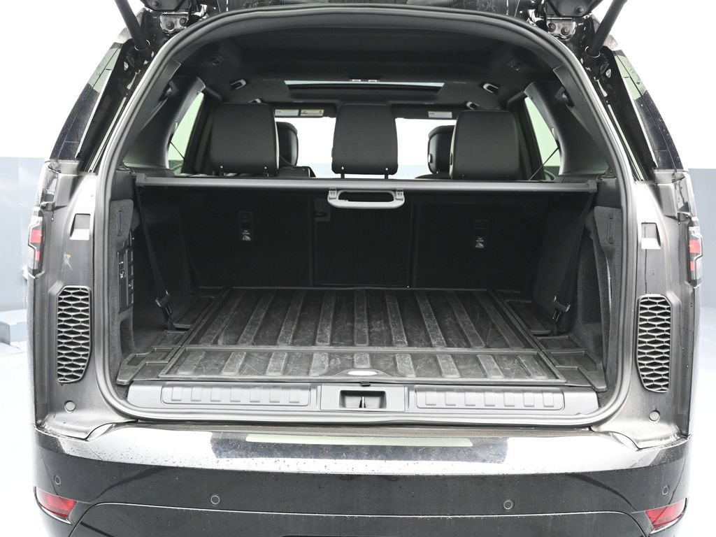Used 2024 Land Rover Discovery Dynamic SE AWD/4WD image 19