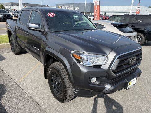 Certified 2022 Toyota Tacoma SR5 AWD/4WD image 2