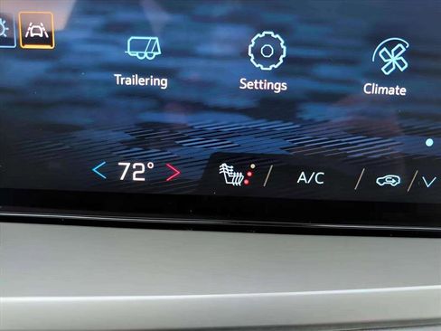 Used 2025 Chevrolet Traverse LT image 13