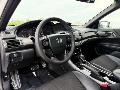Used 2017 Honda Accord Sport image 19