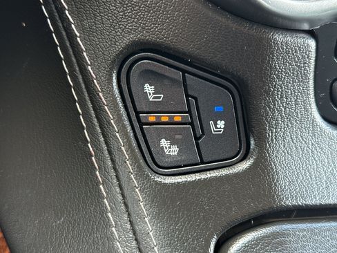 Used 2019 Chevrolet Suburban Premier AWD/4WD image 37
