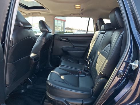 Certified 2022 Toyota Highlander XLE image 11