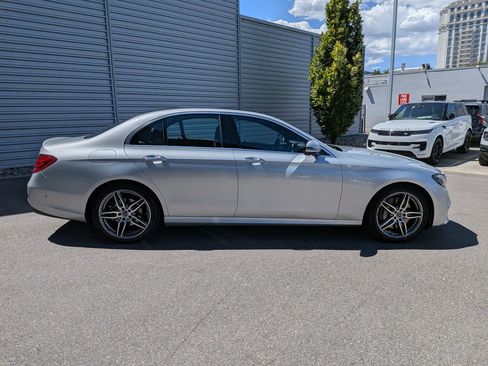 Used 2019 Mercedes-Benz E 300 4MATIC image 2