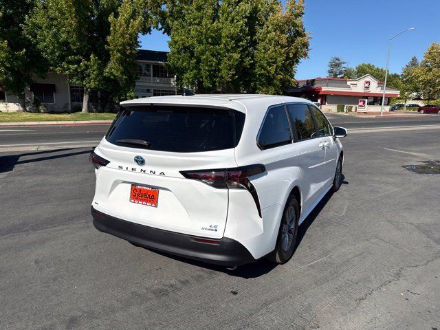 Used 2024 Toyota Sienna LE AWD/4WD image 8