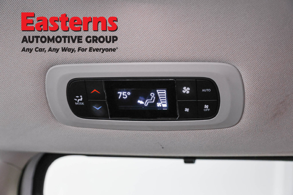 Used 2023 Chrysler Pacifica Touring-L FWD image 23