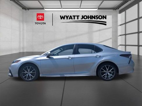 Used 2023 Toyota Camry SE FWD image 2