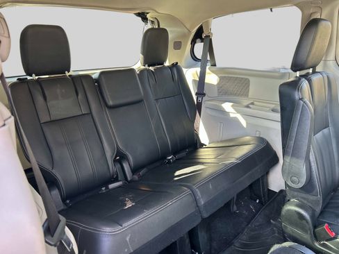 Used 2015 Chrysler Town & Country Touring image 16