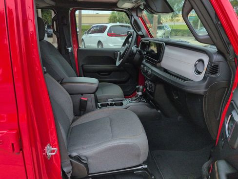 Used 2025 Jeep Wrangler Unlimited Sahara AWD/4WD image 25