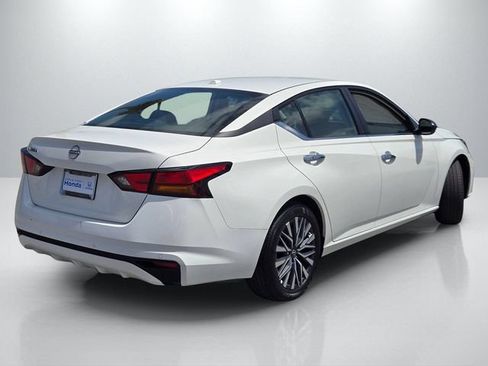 Used 2025 Nissan Altima 2.5 SV FWD image 4