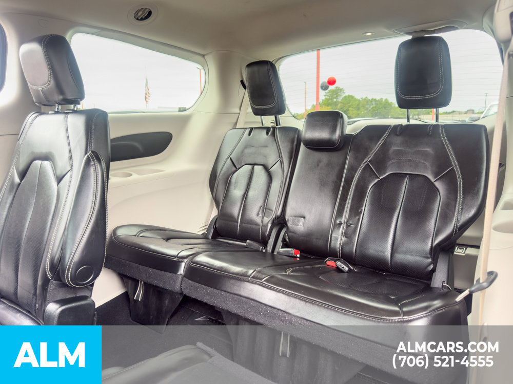 Used 2023 Chrysler Pacifica Touring-L FWD image 14