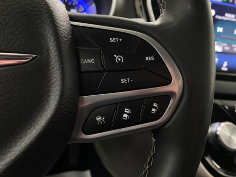 Used 2024 Chrysler Pacifica Touring-L image 17