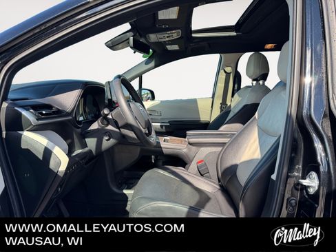 Used 2025 Toyota Sienna Platinum AWD/4WD image 10