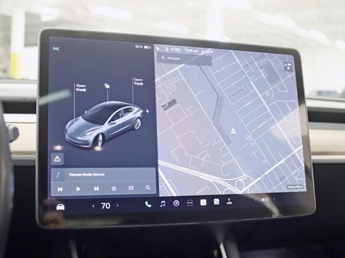 Used 2018 Tesla Model 3 image 13