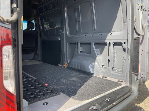 Used 2024 Mercedes-Benz Sprinter 2500 image 17