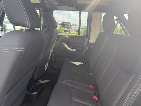 Used 2017 Jeep Wrangler Unlimited Sahara w/ Connectivity Group AWD/4WD image 7