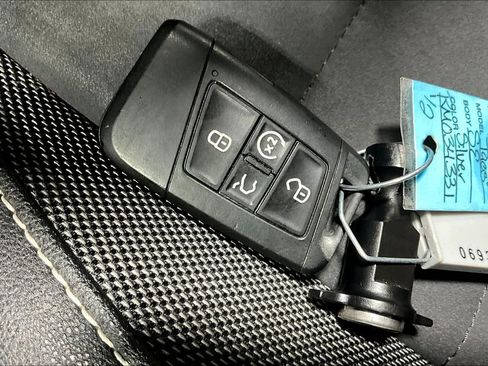 Used 2024 Volkswagen Taos SE image 13