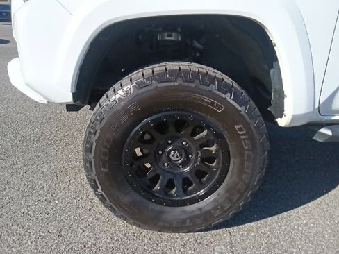 Used 2022 Toyota Tacoma TRD Off-Road image 9