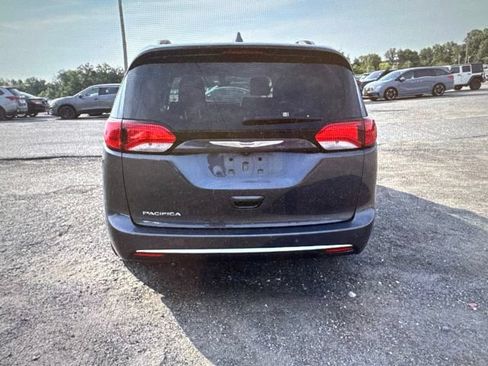 Used 2018 Chrysler Pacifica Touring-L FWD image 4