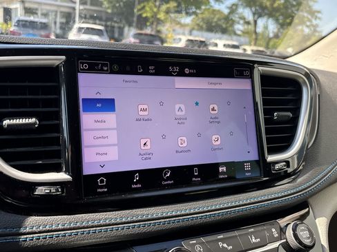 Used 2021 Chrysler Pacifica Touring-L FWD image 17