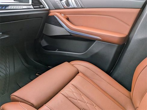 Used 2025 BMW X7 M60i image 19