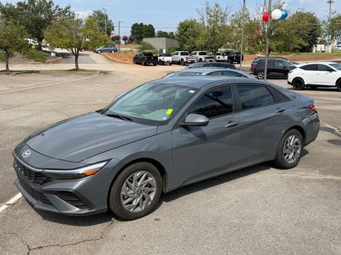 Used 2025 Hyundai Elantra Hybrid FWD image 6