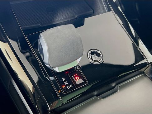 Used 2025 Land Rover Range Rover Sport SE image 17