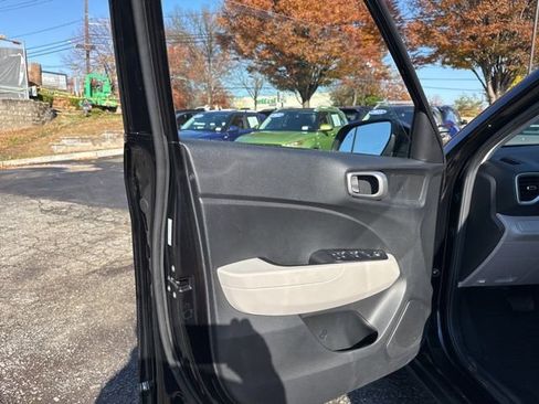 Certified 2023 Hyundai Venue SEL image 38