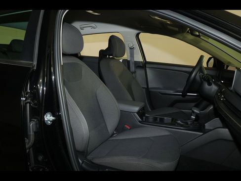Used 2025 Kia K4 LXS image 28