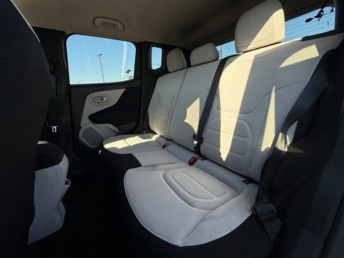 Used 2021 Jeep Renegade Latitude FWD image 24