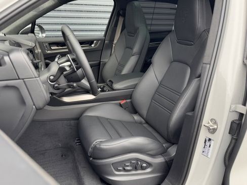 New 2025 Porsche Cayenne Turbo image 5