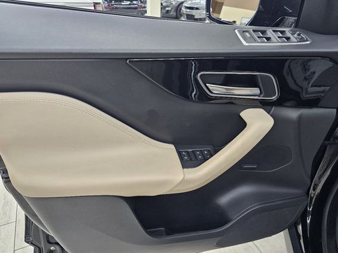 Used 2017 Jaguar F-PACE Premium image 39