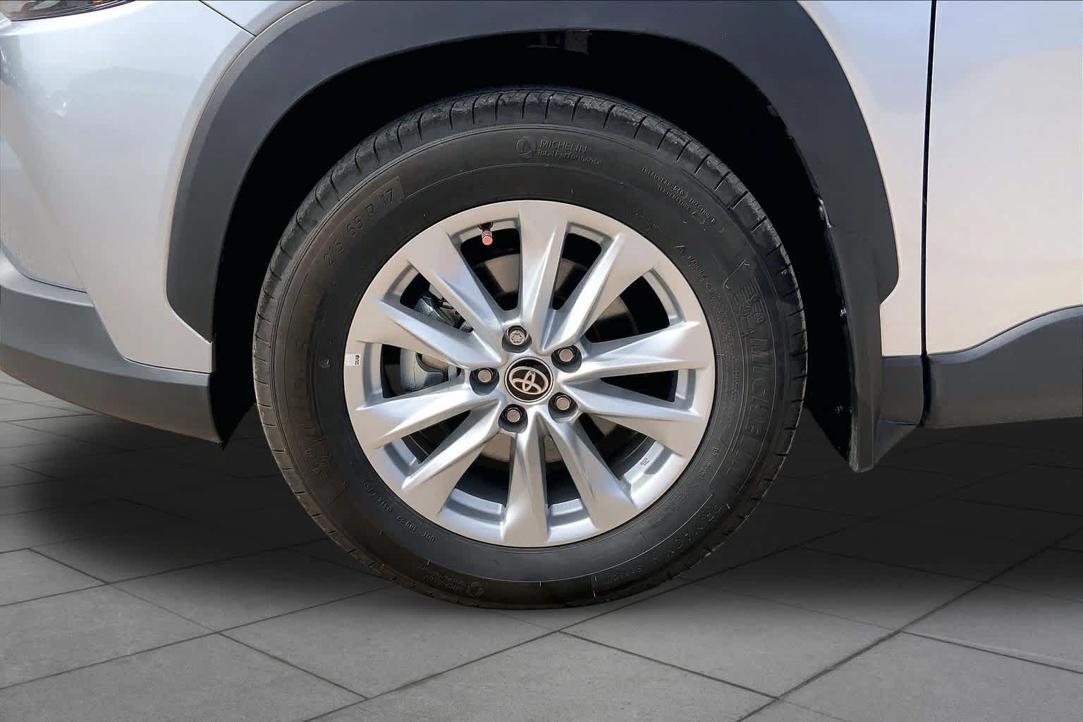 Used 2026 Toyota Corolla Cross LE FWD image 11