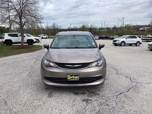 Used 2017 Chrysler Pacifica Touring w/ Tire & Wheel Group FWD image 2
