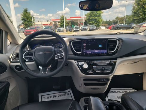 Used 2023 Chrysler Pacifica Touring-L FWD image 23
