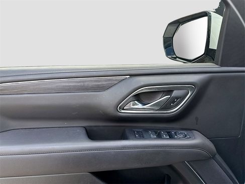 Used 2024 GMC Yukon XL SLT w/ SLT Luxury Package image 9