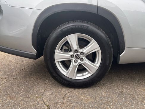 Used 2025 Toyota Highlander LE FWD image 34