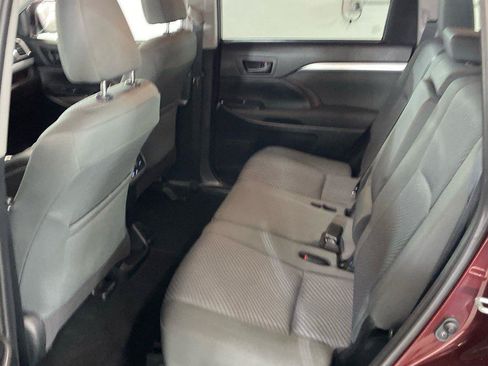 Used 2019 Toyota Highlander LE AWD/4WD image 5