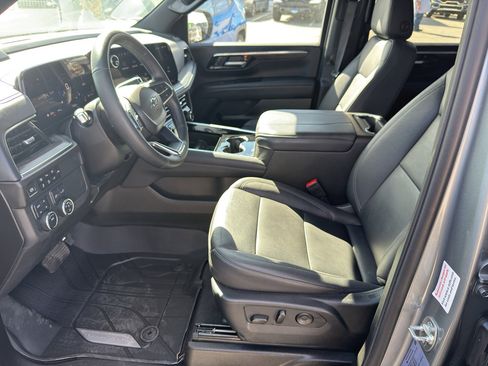 Used 2025 Chevrolet Suburban Z71 image 18