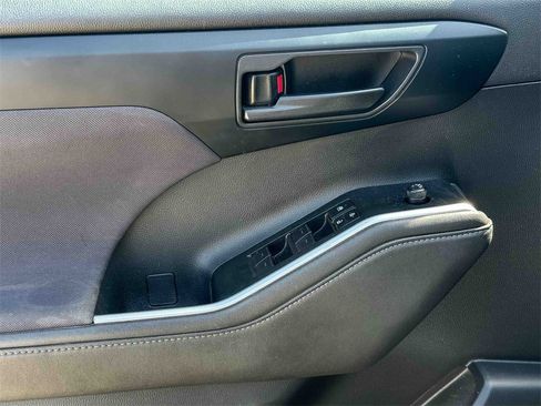 Used 2020 Toyota Highlander LE image 8