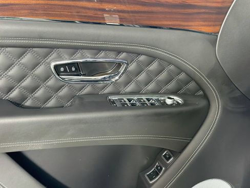Used 2023 Bentley Bentayga AWD/4WD image 18