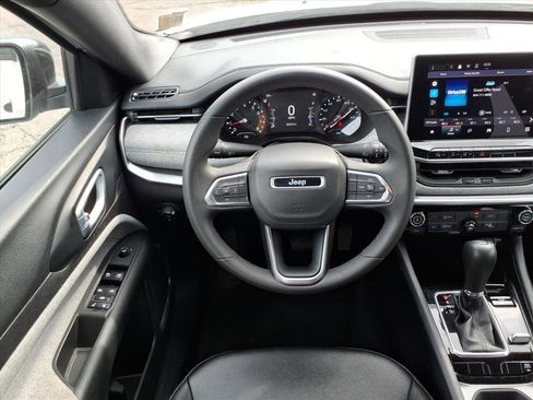 Used 2024 Jeep Compass Latitude image 10