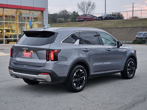 Used 2024 Kia Sorento S image 6