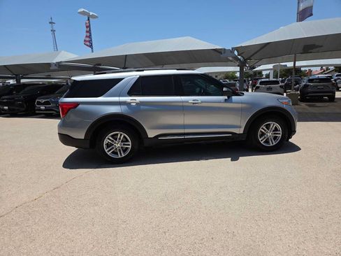 Used 2021 Ford Explorer XLT RWD image 9