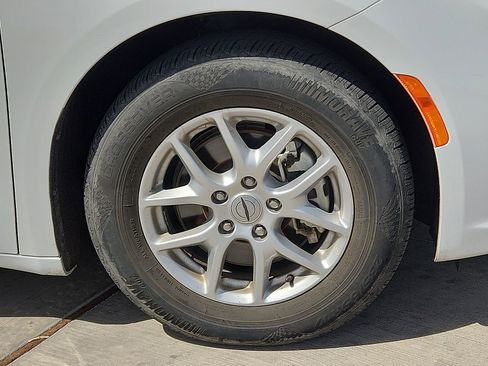 Used 2023 Chrysler Pacifica Touring-L FWD image 7
